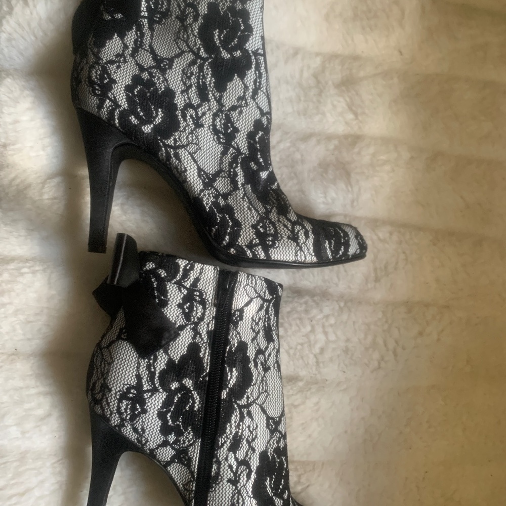 BOOTS MID CALF NEWPORT NEWS BLACK LACE ON WHIT BACKGROUND SIDE ZIP HEEL BOW 8.5